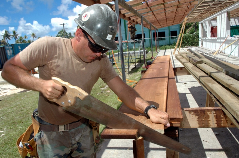 ebeniste-CONTES-min_worker_construction_building_carpenter_male_job_build_helmet-893290